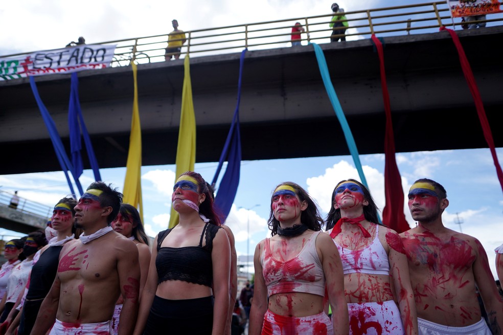 Torcedores protestam contra a Copa América na Colômbia — Foto: Reuters