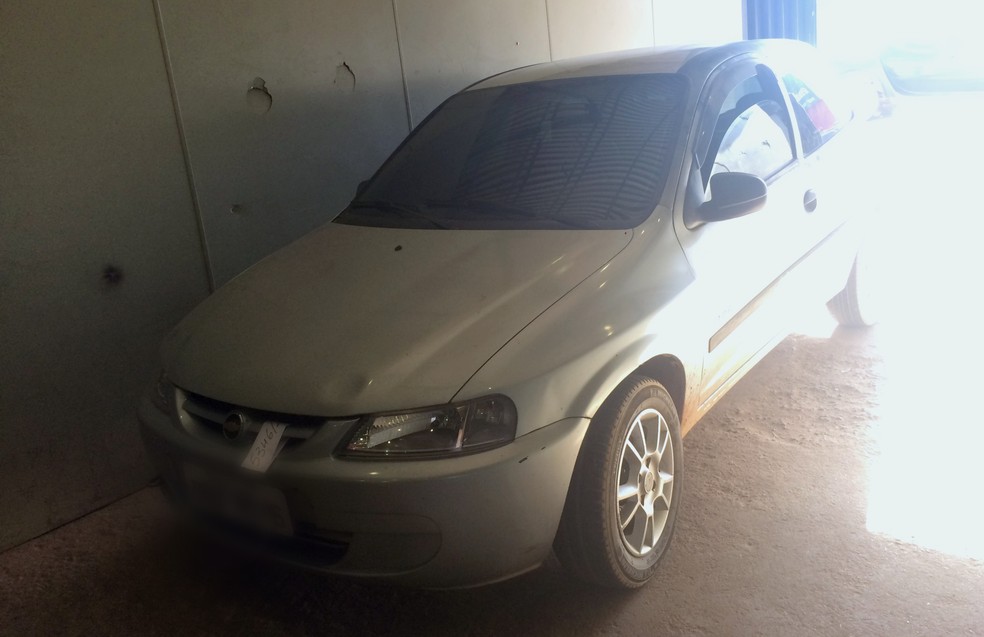 No carro usado na fuga dos suspeitos foram encontradas manchas de sangue, segundo a PM (Foto: Hosana Morais/G1)