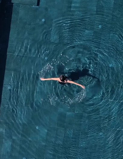 Antonella Roccuzzo curte piscina em hotel de luxo na França — Foto: Reprodução/Instagram