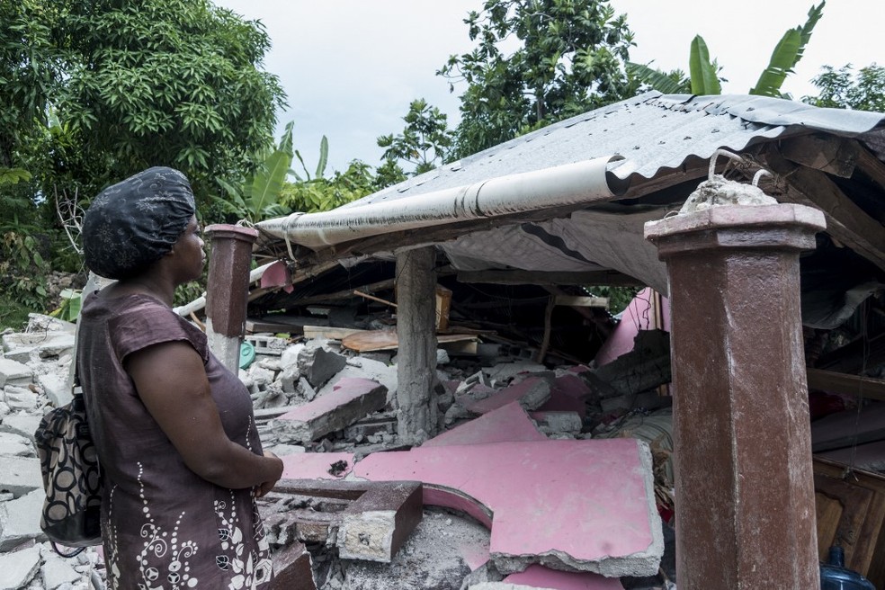 Bertha Jean Louis, de 43 anos, em frente a sua casa destruída pelo terremoto no Haiti, foto de 16 de agosto de 2021 — Foto: Reginald Louissant Jr./AFP