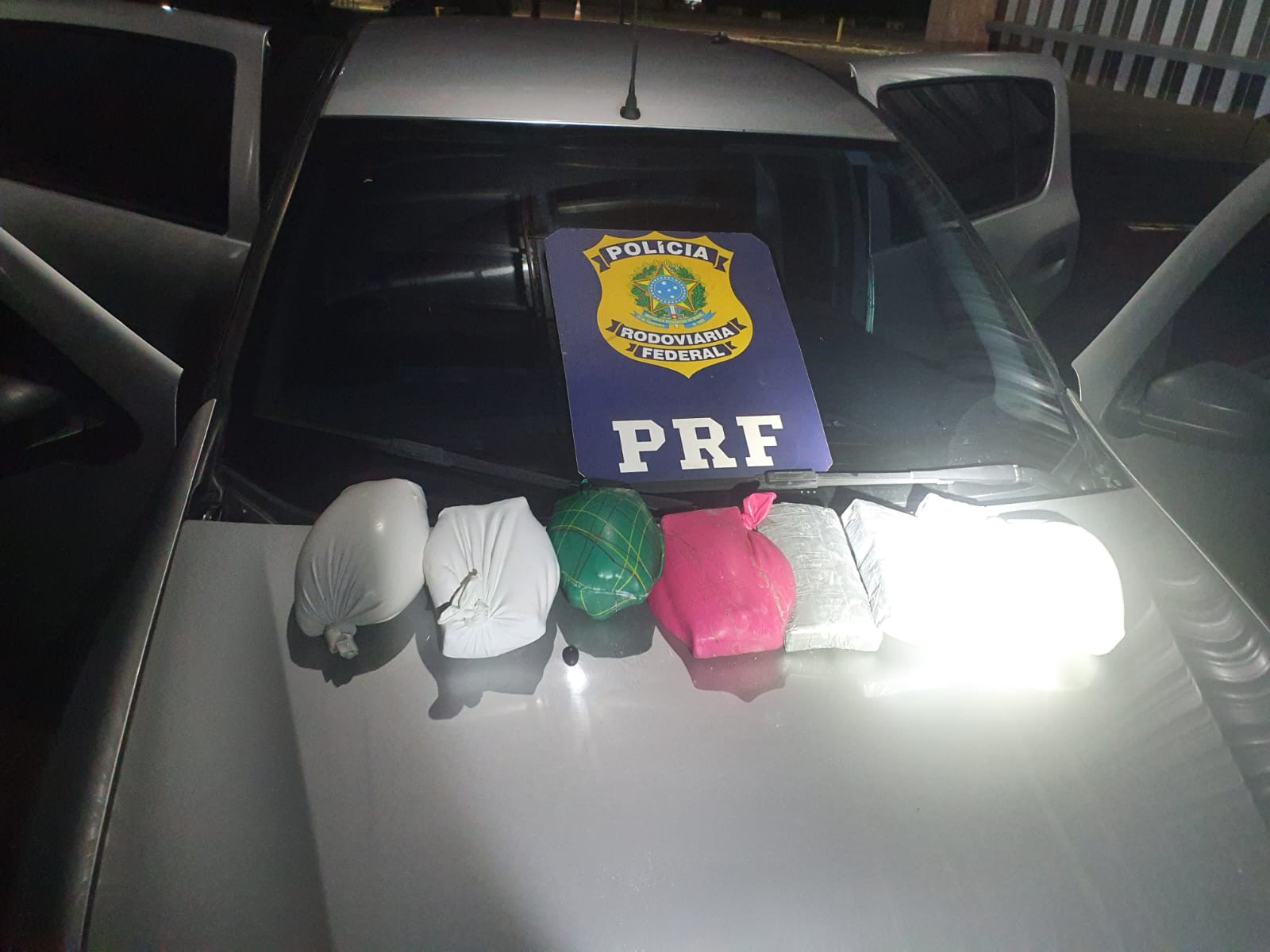PRF apreende 8 kg de cloridrato de cocaína em carro com casal e criança, na BR-277