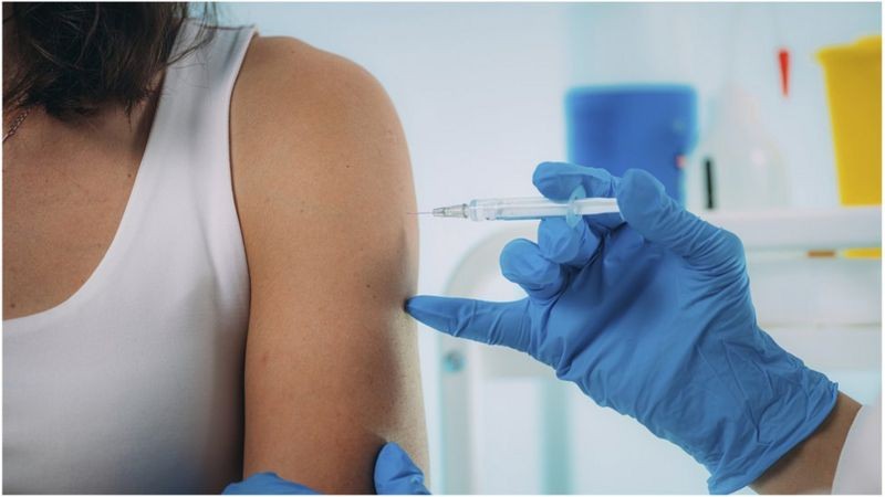 Infecções por covid vêm caindo em alguns países, muito por causa da vacinação e medidas restritivas (Foto: Getty Images via BBC News)