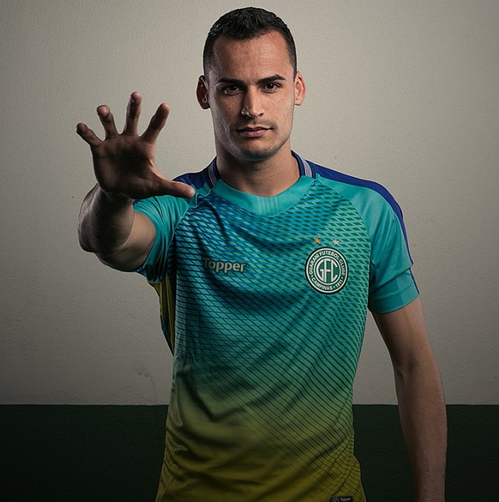 Bruno Brígido também já deixou o clube, mas fez a foto para a camisa de goleiro  (Foto: Divulgação Guarani FC)