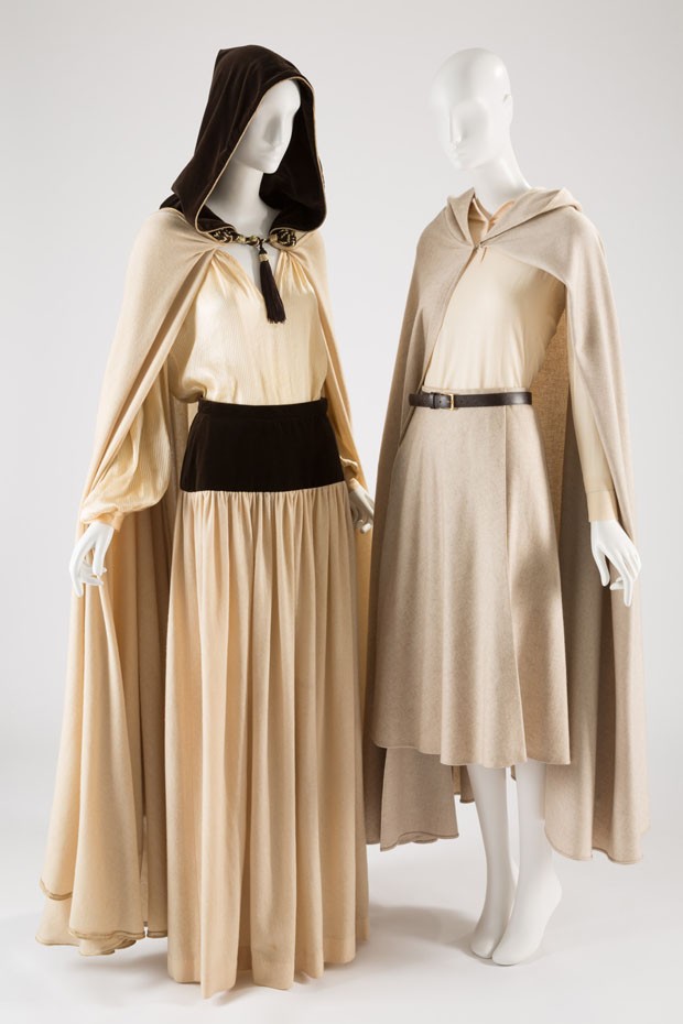 Left: Saint Laurent Rive Gauche wool, velveteen and nylon ensemble, 1976. Gift of Marina Schiano. Right:  Halston wool ensemble, 1970-71 (Foto:    )