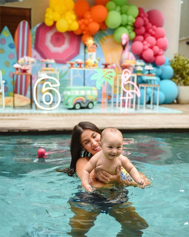 Decoração pool party 👙🏊 Bday da - Suzy Festas e Decorações