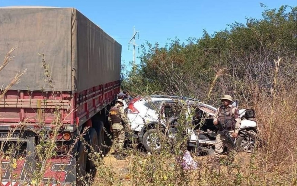 Motorista da carreta não teve ferimentos graves. — Foto: Redes sociais