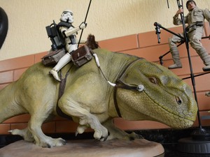 Stormtrooper cavalgando em um dewback é uma das peças mais valorizadas em acervo de colecionador de Suzano sobre Star Wars (Foto: Jamile Santana/ G1)