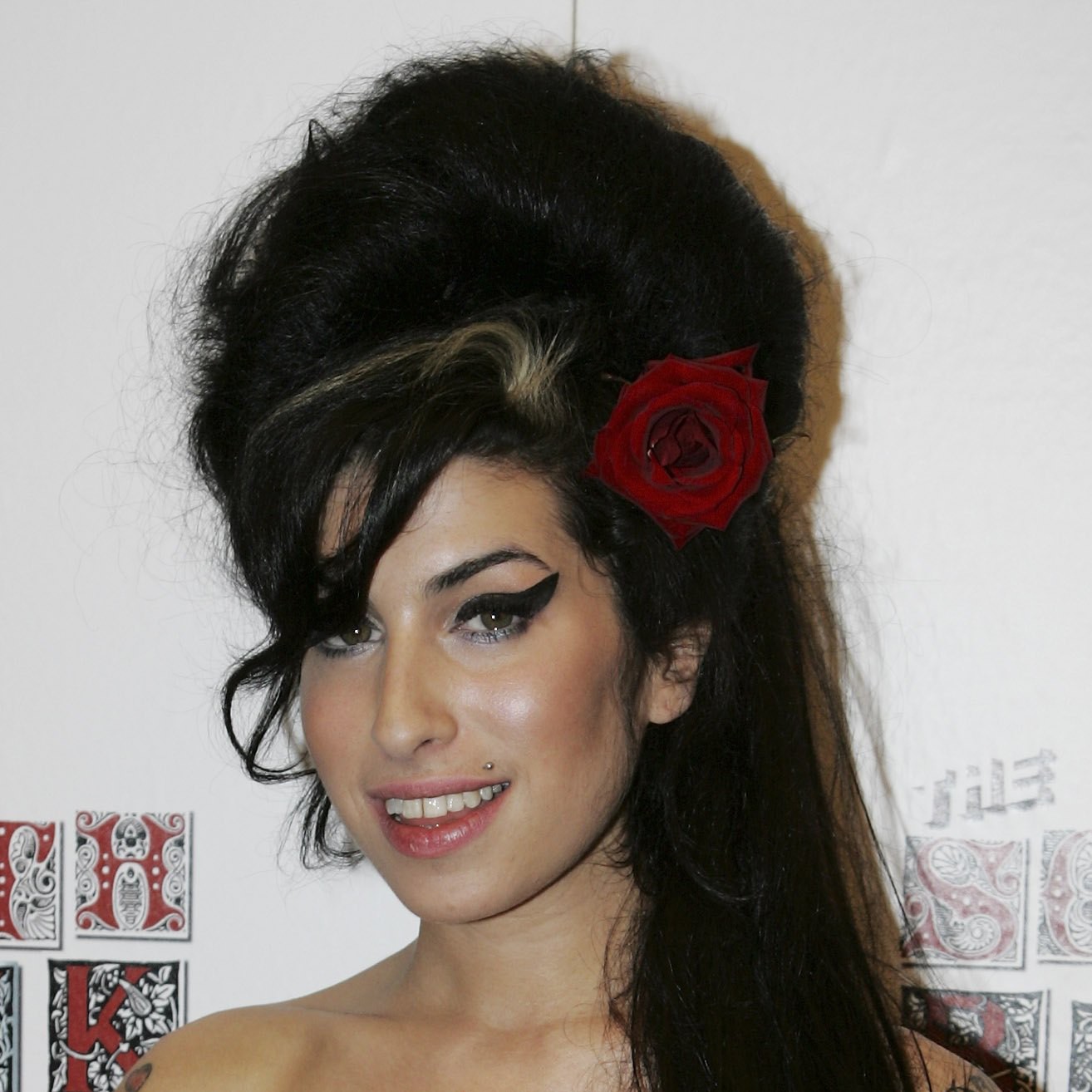 A rebeldia de Amy Winehouse nunca foi segredo pra ninguém. Quando tinha 14 anos, ela foi expulsa da escola de teatro por não se dedicar o suficiente e por ter feito um piercing no nariz (Foto: Getty Images)