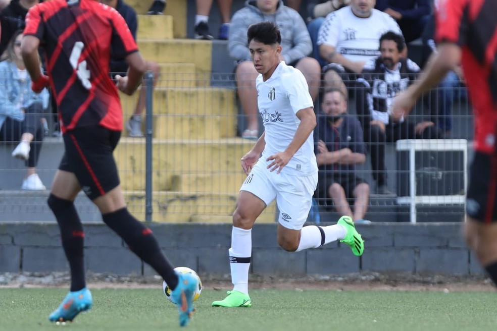 Miguelito durante jogo entre Santos e Athletico-PR — Foto: Pedro Ernesto Guerra Azevedo/Santos FC