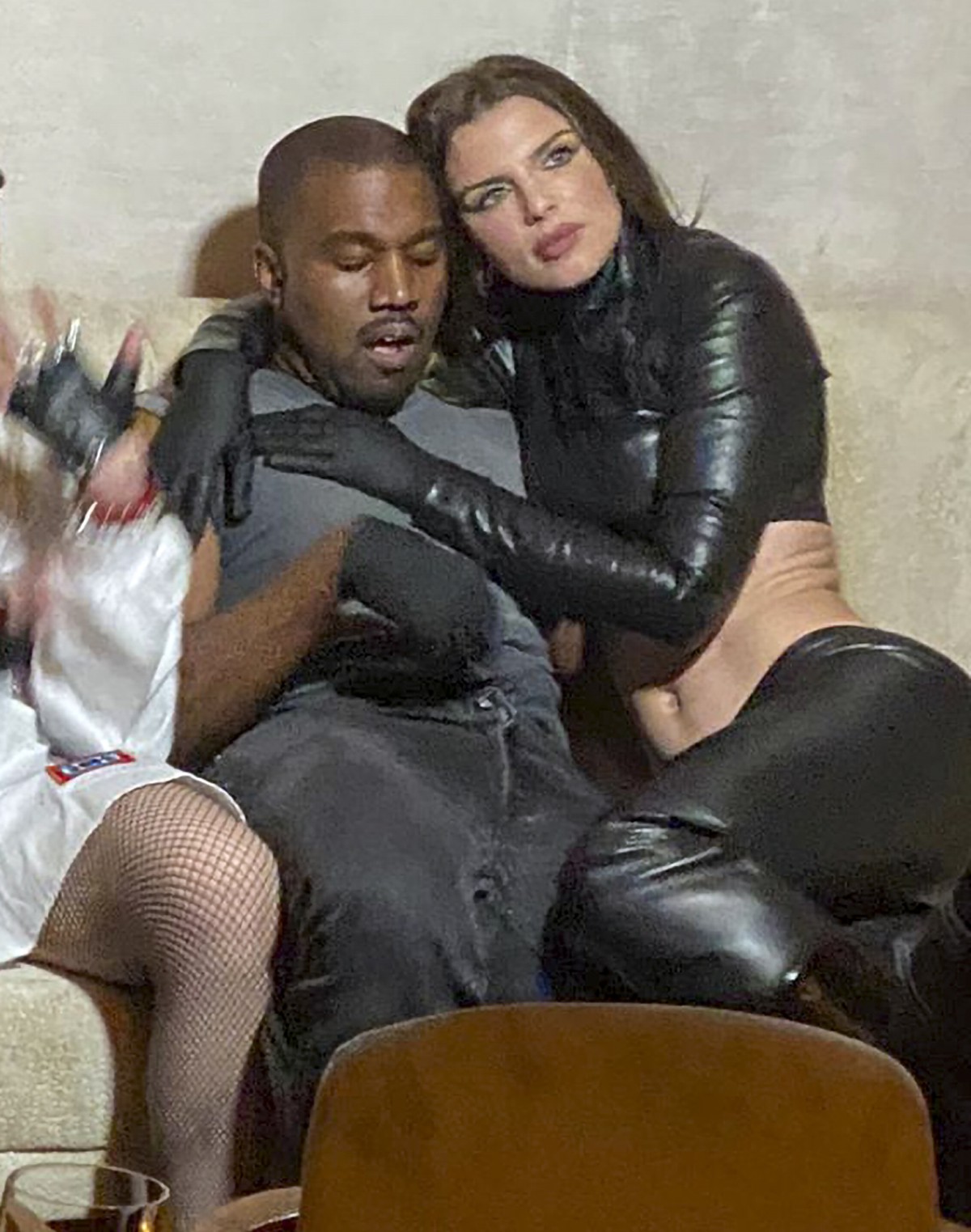 Ye, ex-Kanye West, e Julia Fox (Foto: Grosby Group)