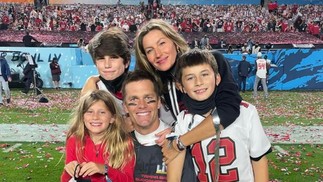 A modelo e o jogador com os dois filhos do casal e com o primogênito de Brady — Foto: Reprodução / Instagram