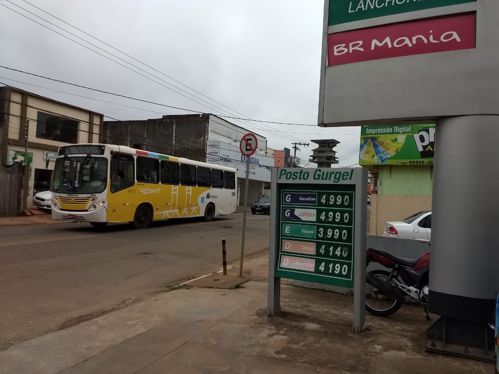 Combustível chega a ser vendido por R$ 4,14 em Rio Branco (Foto: Aline Nascimento/ G1)