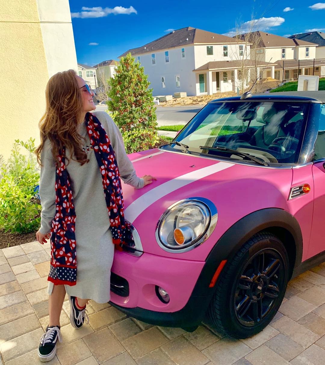 Larissa Manoela ganha carro cor de rosa em Orlando (Foto: Reprodução/Instagram)