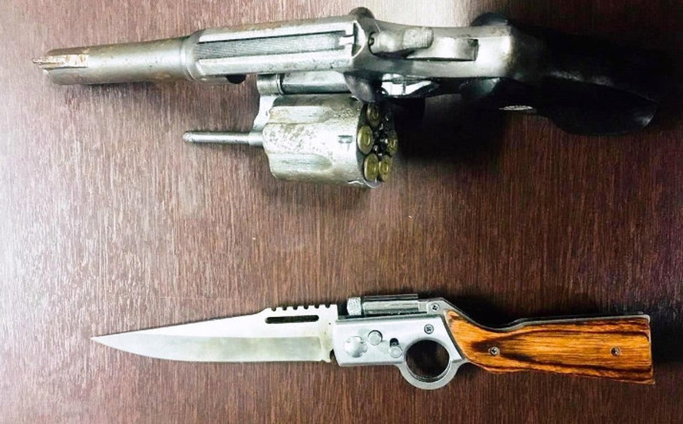 Armas apreendias pela PM com o aposentado &mdash; Foto: Maury Jr./Mat&atilde;o Urgente