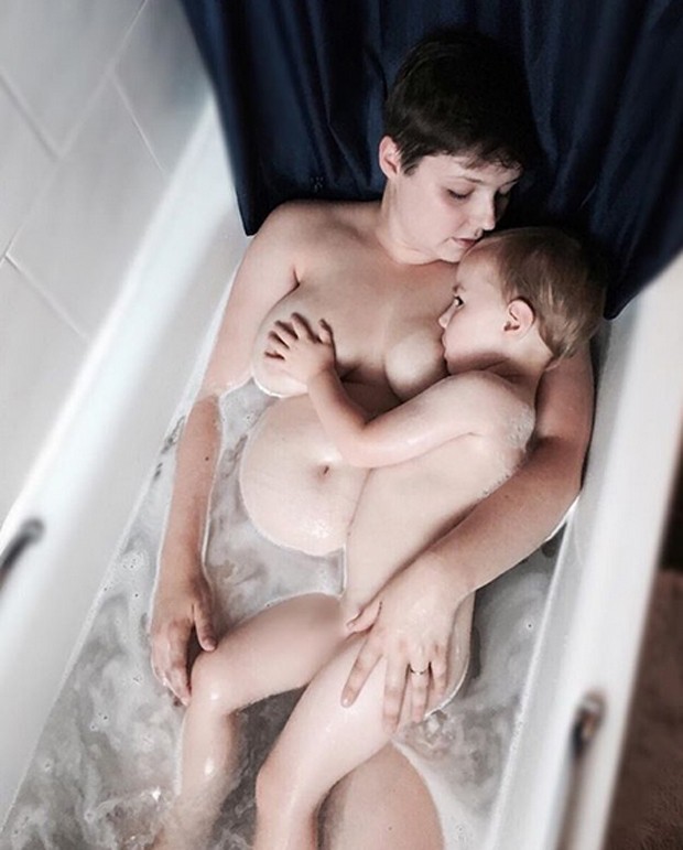 Amy Hardcastle amamenta o filho de 5 anos (Foto: Reprodução/Instagram)