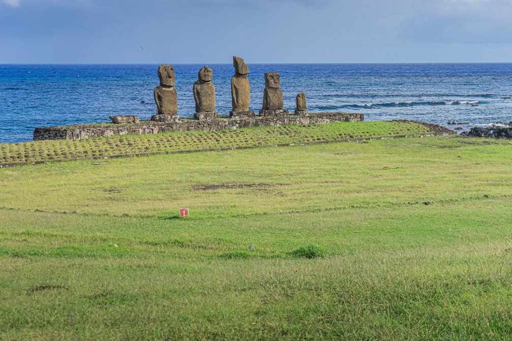 Moais da Ilha de Páscoa sem turistas por causa da pandemia do novo coronavírus — Foto: Miguel Carrasco/AFP