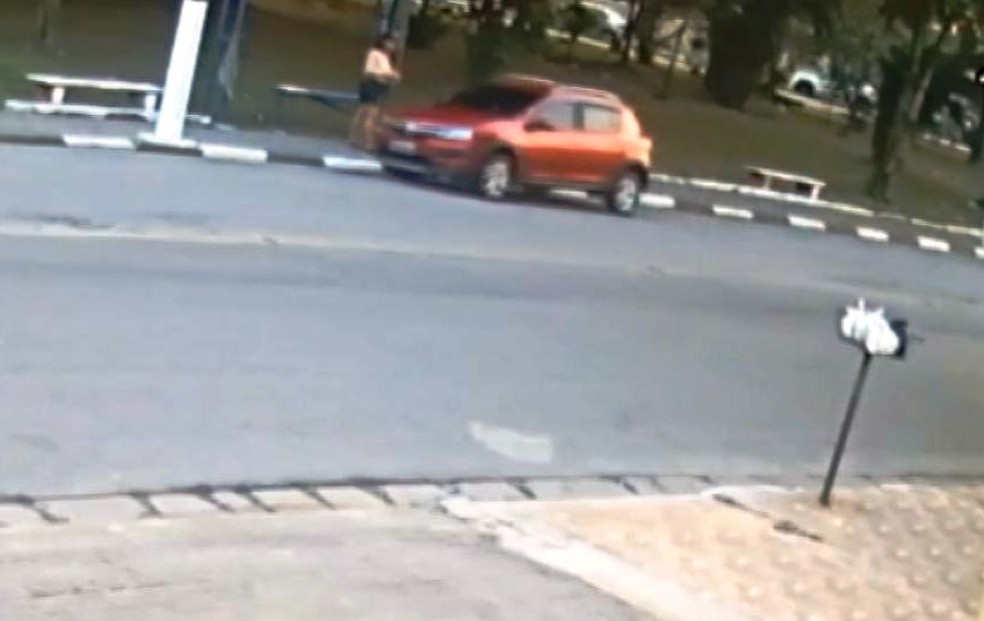 Vídeo mostra mulher enterrada em quintal entrando no carro de ex antes de desaparecer em Guarujá — Foto: Reprodução