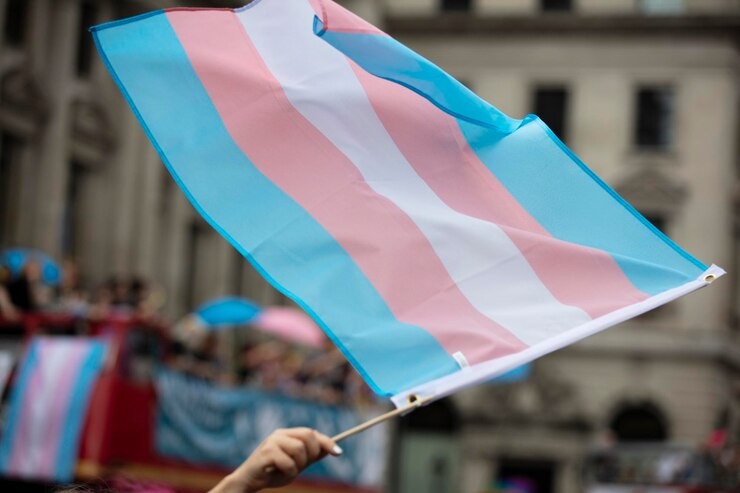 Na Ucrânia, mulheres trans não conseguem deixar o país (Foto: Reprodução / Freepik)