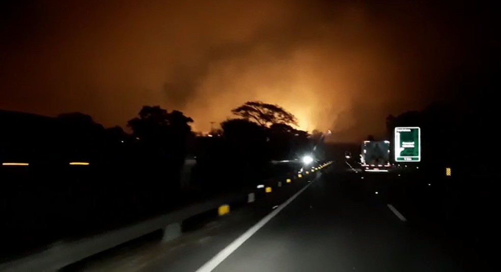Bombeiros de Itapetininga (SP) atendem ocorrência de fogo em mato na Rodovia Raposo Tavares, em Sarapuí  — Foto: Arquivo Pessoal