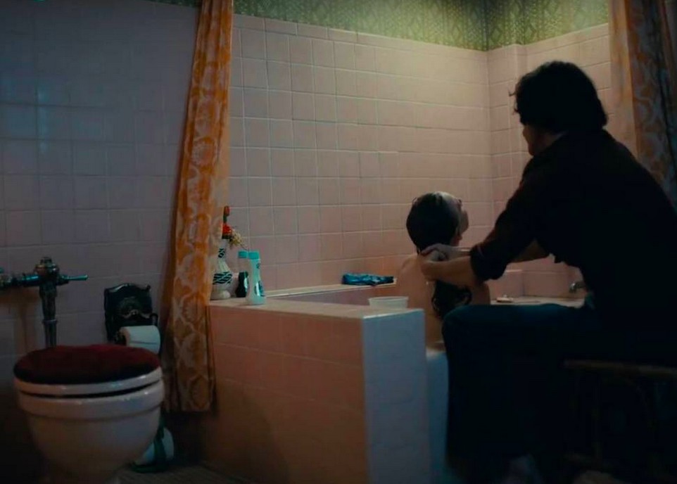 A cena de Coringa (2019) na qual o personagem principal aparece dando banho na mãe dele (Foto: Reprodução)