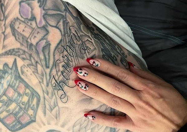 A tatuagem feita por Travis Barker com o nome de Kourtney Kardashian (Foto: Instagram)