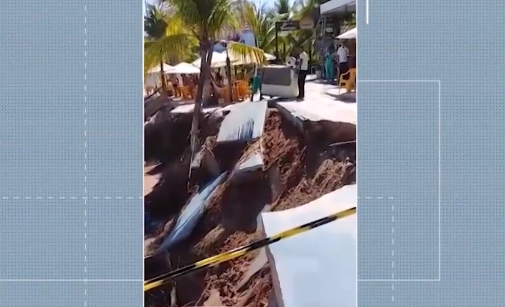 Força do mar destruiu calçadão da praia de Gurajuba — Foto: Divulgação/TV Bahia
