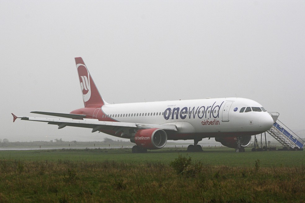 Avião da Air Berlin é visto sobre o gramado após ultrapassar a pista neste sábado (30) (Foto: Simone Steinhardt/dpa via AP)