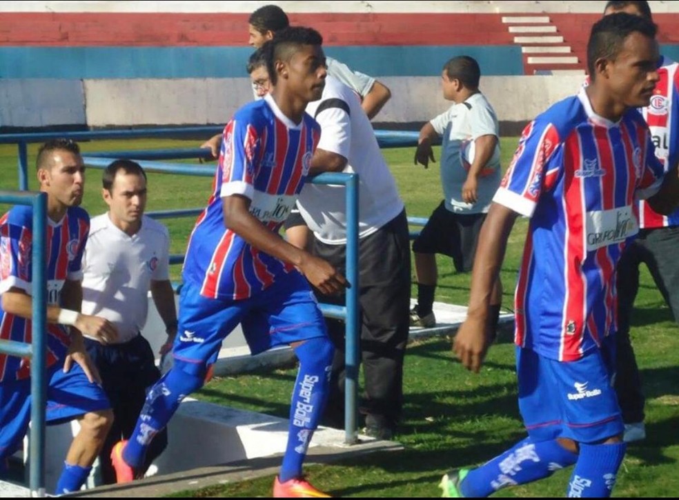 Bruno Henrique com a camisa do Itumbiara em 2014 — Foto: Itumbiara EC / Nilson Freire
