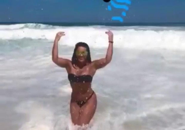 Expectativa x realidade: Vivi Araújo mostra caldo após fotos sexy no mar (Foto: Reprodução/Instagram)