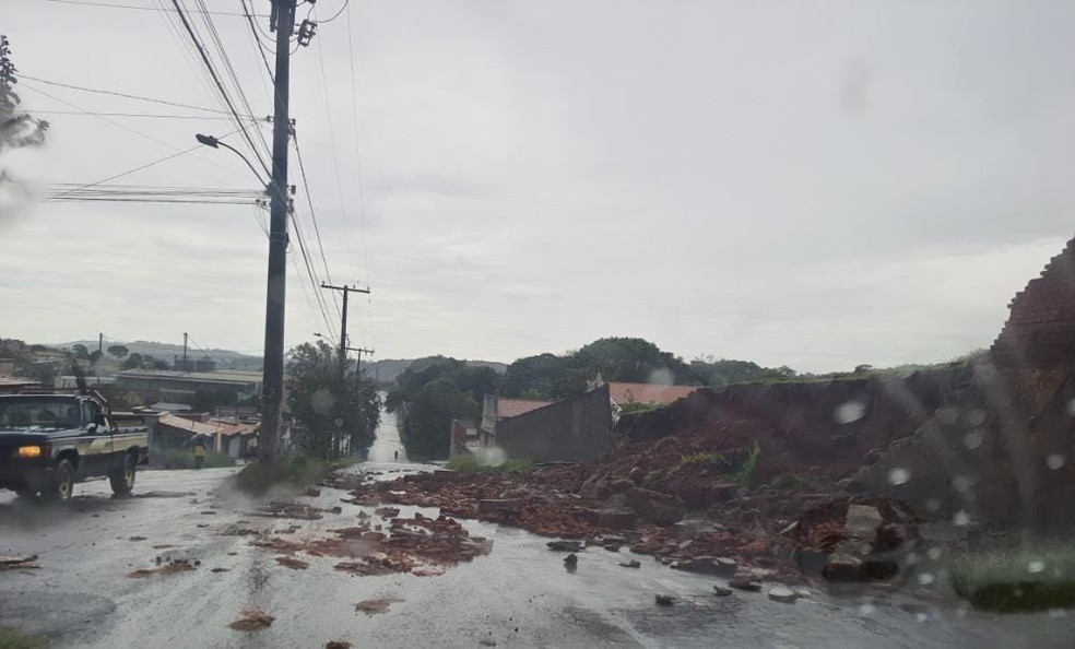 Temporal derruba muros e deixa  igreja, escola e casas alagadas  em Bom Sucesso, MG — Foto: Redes sociais