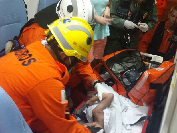 Bombeiros resgatam menino que se afogou após cair em piscina durante festa no DF (Foto: Corpo de Bombeiros DF/Divulgação)