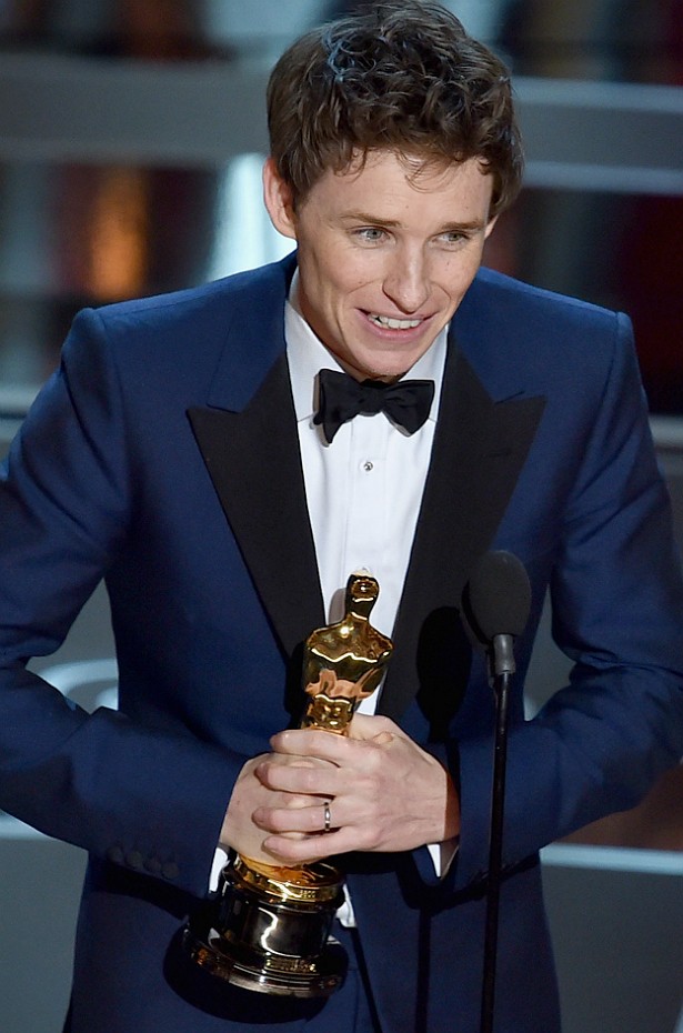 Eddie Redmayne discursa após vencer o Oscar de Melhor Ator. (Foto: Getty Images)