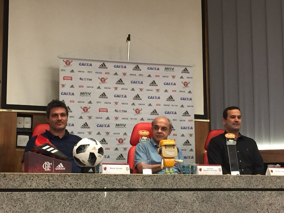 Bruno Spindel, Eduardo Bandeira de Mello e Ricardo Lomba: coletiva sobre venda de Paquet&aacute; foi na G&aacute;vea, longe do CT &mdash; Foto: Raphael Zarko/GloboEsporte.com