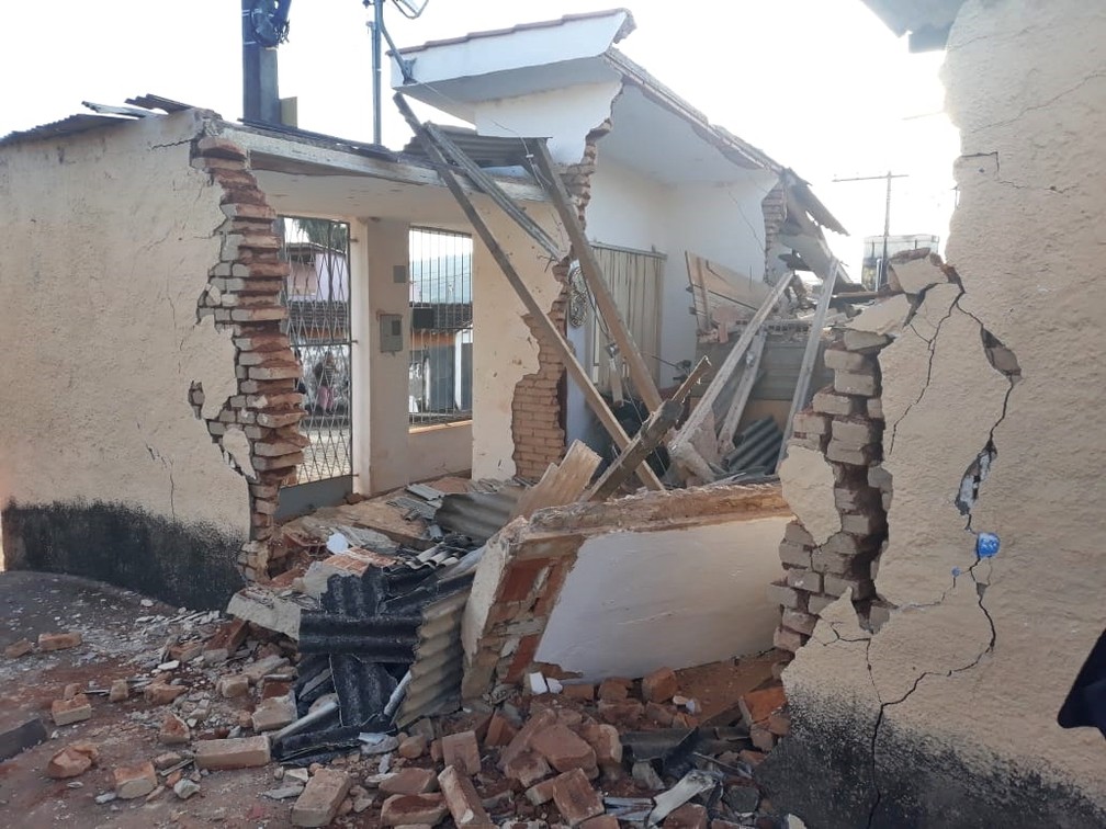 Caminhão carregado de café invadiu casa em Areado (MG) — Foto: Polícia Militar