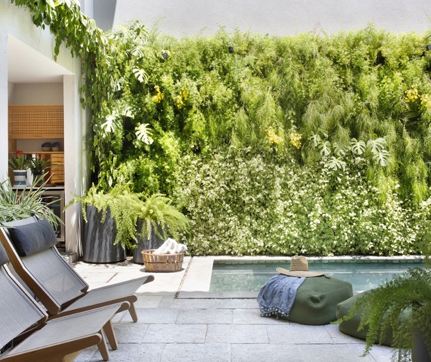 No Rio de Janeiro, casa de 623 m² ganha área gourmet integrada com o jardim (Foto: Denilson Machado/MCA Estúdio)
