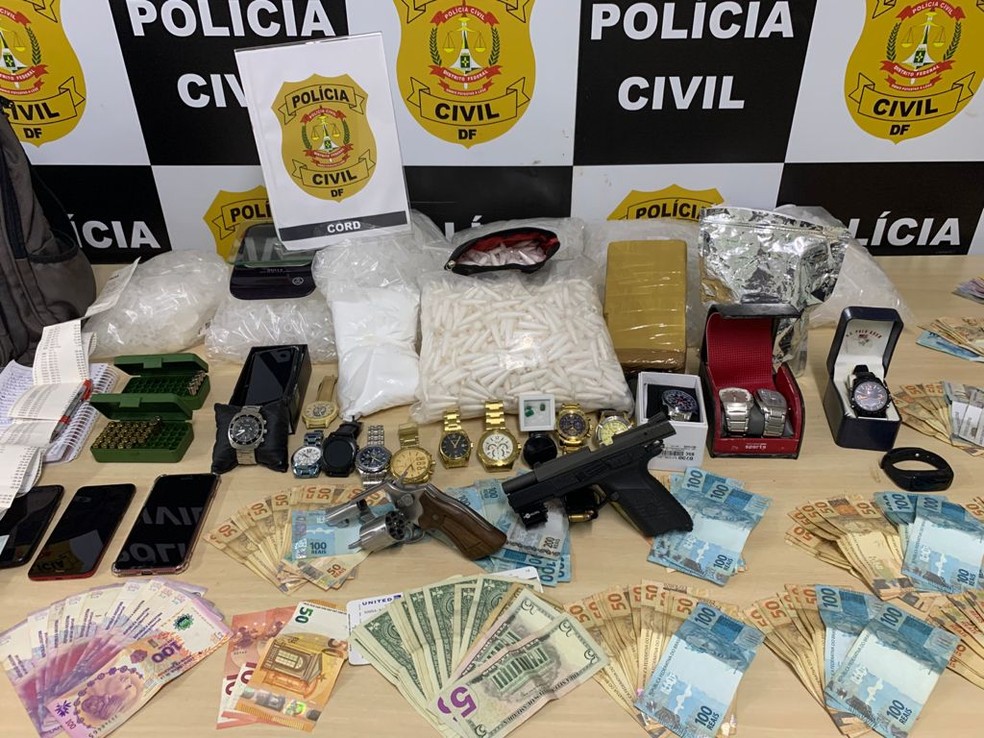 Polícia apreende armas, dinheiro, joias e drogas em casa de suspeito de tráfico, no DF — Foto: PCDF/Divulgação