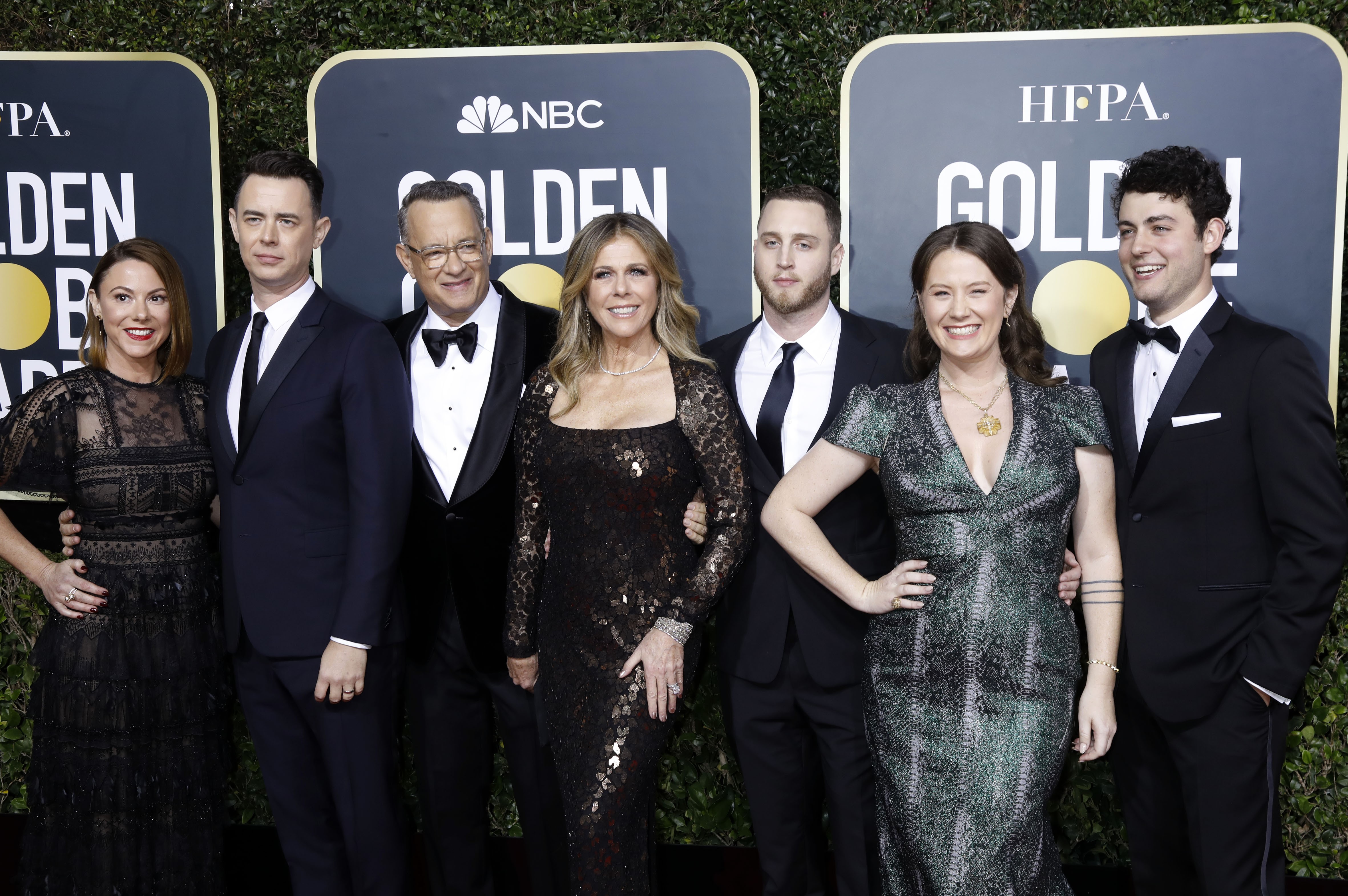 O ator Tom Hanks no Globo de Ouro 2020, na companhia da esposa, Rita Wilson, e dos quatro filhos, além da esposa do primogênito Colin Hanks, Samantha Bryant (Foto: Getty Images)