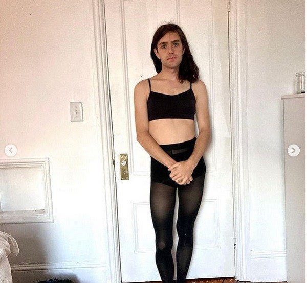 A cantora Ezra Furman em uma das fotos do álbum compartilhado no Instagram em que revelou ser uma mulher trans (Foto: Instagram)