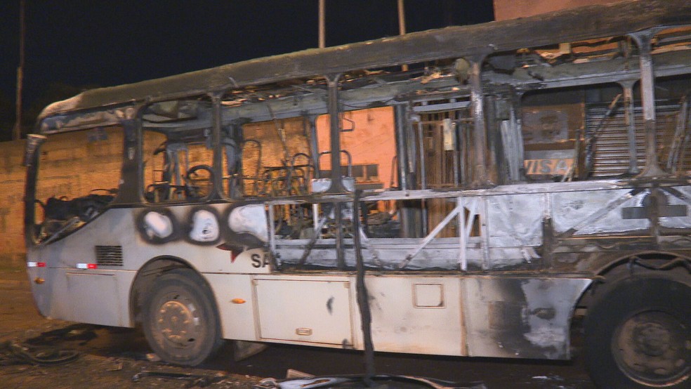 Ônibus é incendiado por pessoas encapuzadas no Sol Nascente — Foto: TV Globo/Reprodução 