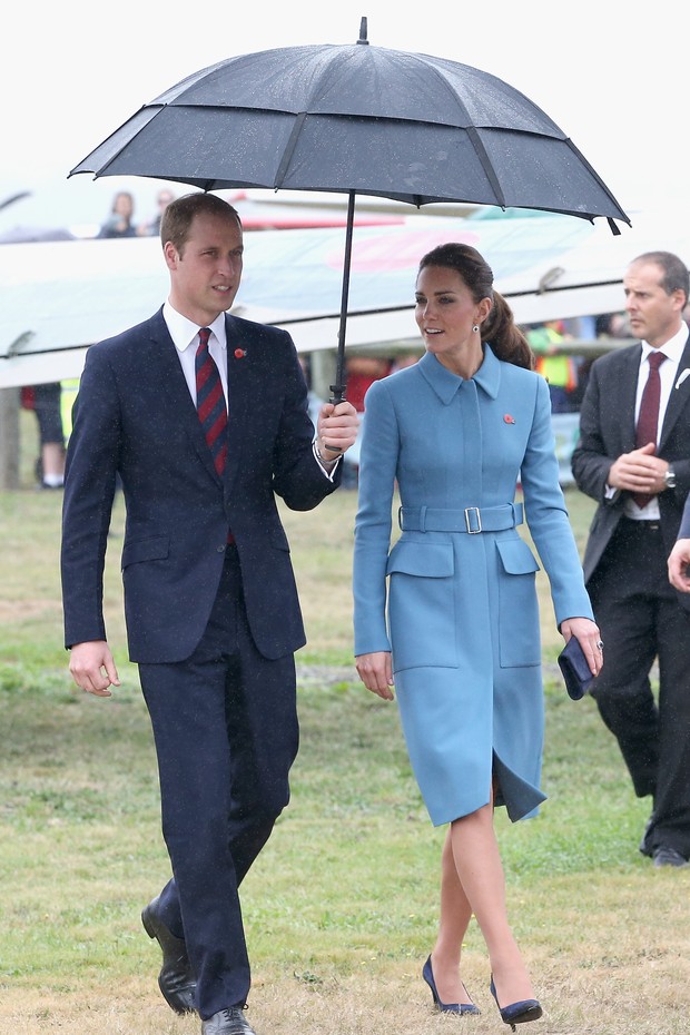 A Duquesa de Cambridge usou o look azul by Alexander McQueen pela primeira vez em 2014, na Nova Zelândia (Foto: Getty Images)