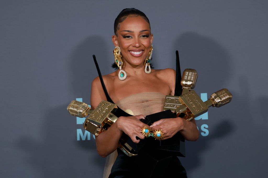 LAS VEGAS, NEVADA - MAY 15: Doja Cat poses backstage with the Top R&B Album award for 'Planet Her' during the 2022 Billboard Music Awards at MGM Grand Garden Arena on May 15, 2022 in Las Vegas, Nevada. (Photo by Frazer Harrison/Getty Images for MRC) (Foto: Getty Images for MRC)