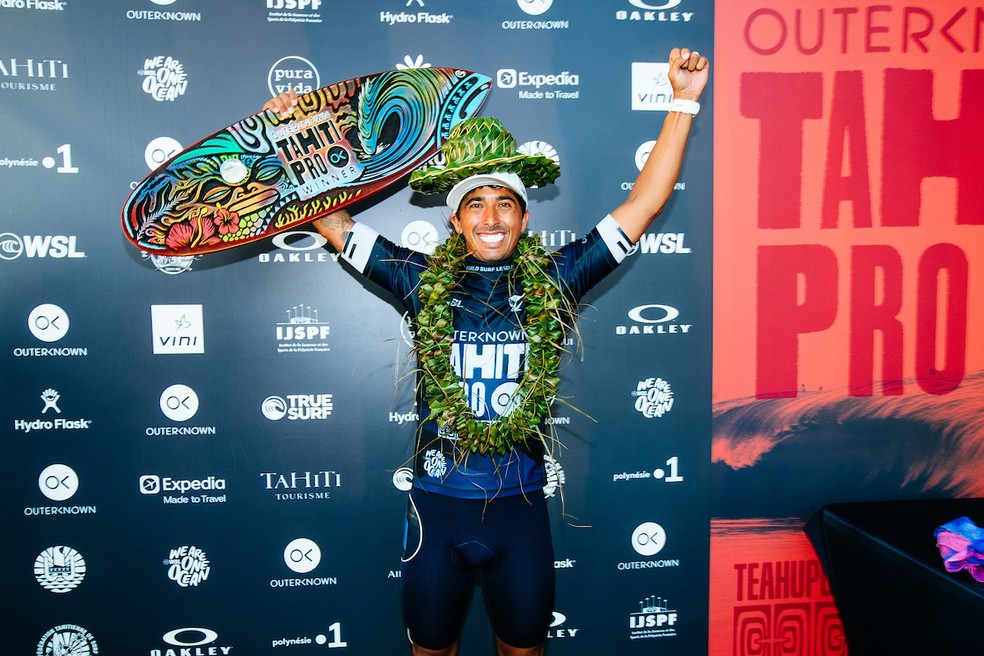 Miguel Pupo campeão em Teahupoo — Foto: Damien Poullenot/World Surf League