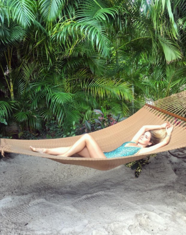 Monique Alfradique relaxa em praia durante férias (Foto: Reprodução/Instagram)