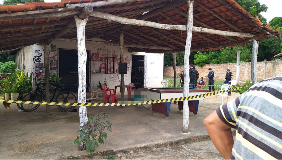 Polícia investiga homicídio em bar na Zona Norte de Teresina — Foto: Lívia Ferreira/G1 PI