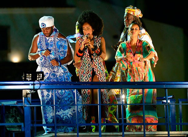 Taís Araújo e Lázaro Ramos realizam casamento afro com Daniela Mercury (Foto: André Muzell/ Ed. Globo)