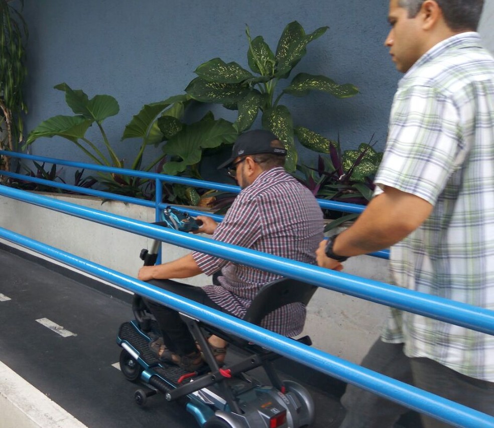 Em dezembro passado, Duciomar Costa chegou à Polícia Federal em uma cadeira motorizada. Alegando problemas de saúde, ele cumpre prisão domiciliar (Foto: Victor Furtado/O Liberal)