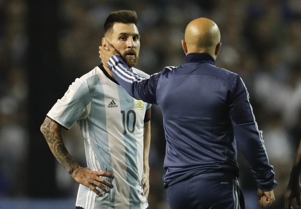Sampaoli afaga Messi em jogo da Argentina — Foto: AP Photo/Victor R. Caivano