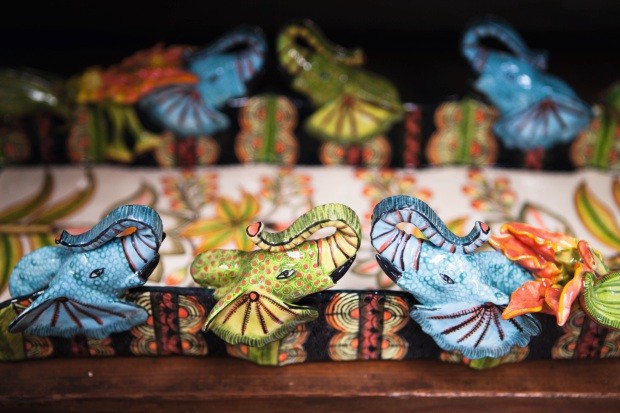 Bandeja de cabeças de elefante coloridas (Foto: Lufe Gomes / Editora Globo)