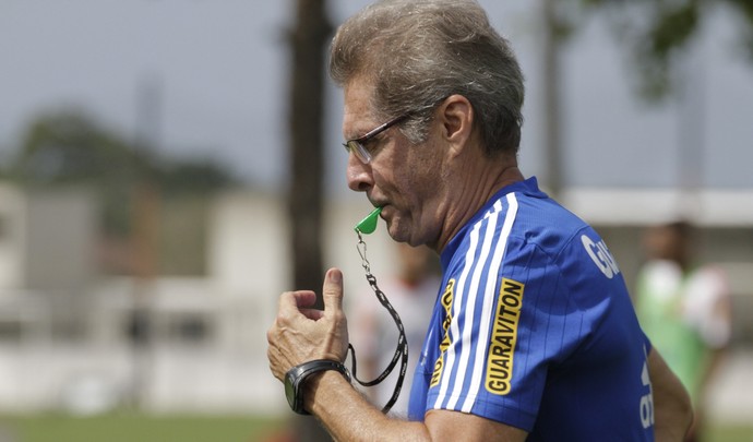 Gritos e nada de time: Oswaldo faz mistério para jogo contra o São Paulo