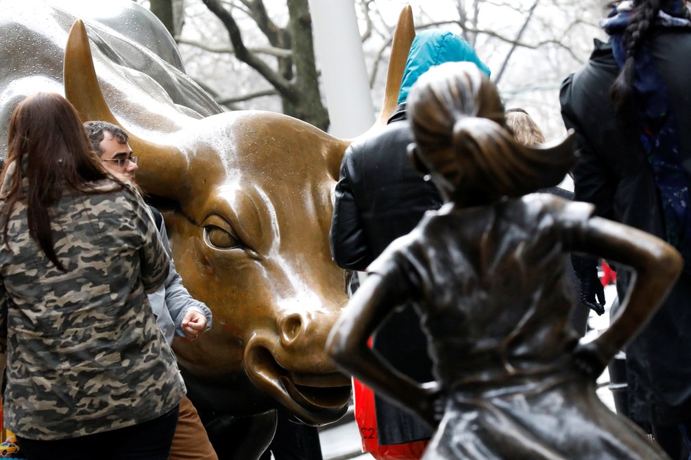 Estátua de menina 'encarando' touro celebra Dia da Mulher em Wall Street — Foto: Brendan McDermid/Reuters
